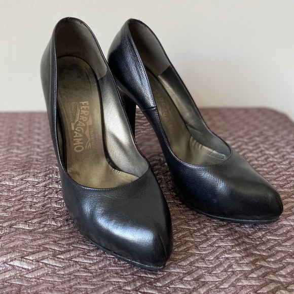 Salvatore Ferragamo Fabulous Black Pumps - Picture 1 of 6